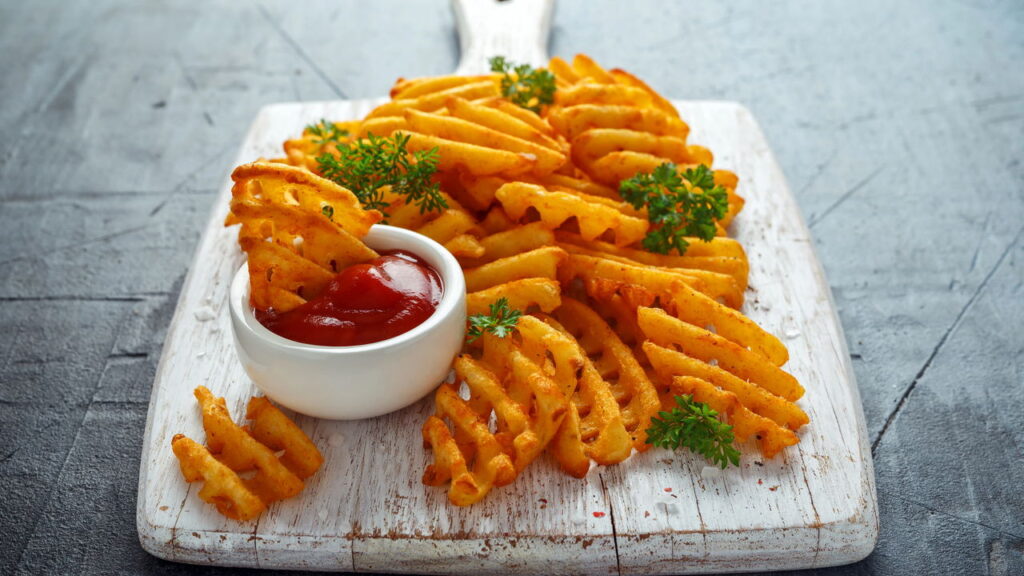 A busca por uma fritura crocante e sequinha é um desafio comum na cozinha. Muitas vezes, o excesso de óleo compromete sabor e textura, tornando o prato pesado