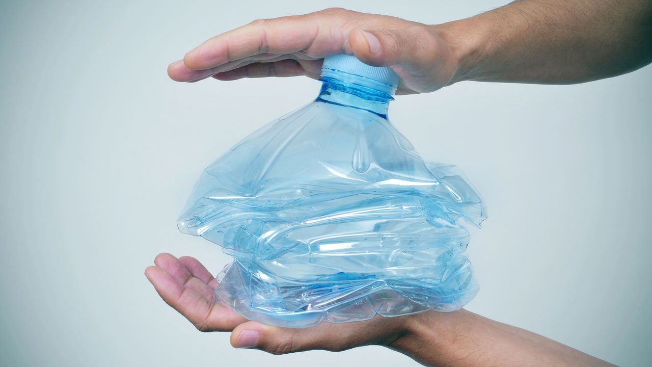 Transformar uma garrafa PET em uma miniestufa é uma solução prática, sustentável e criativa para cultivar hortaliças mesmo em ambientes com espaço limitado