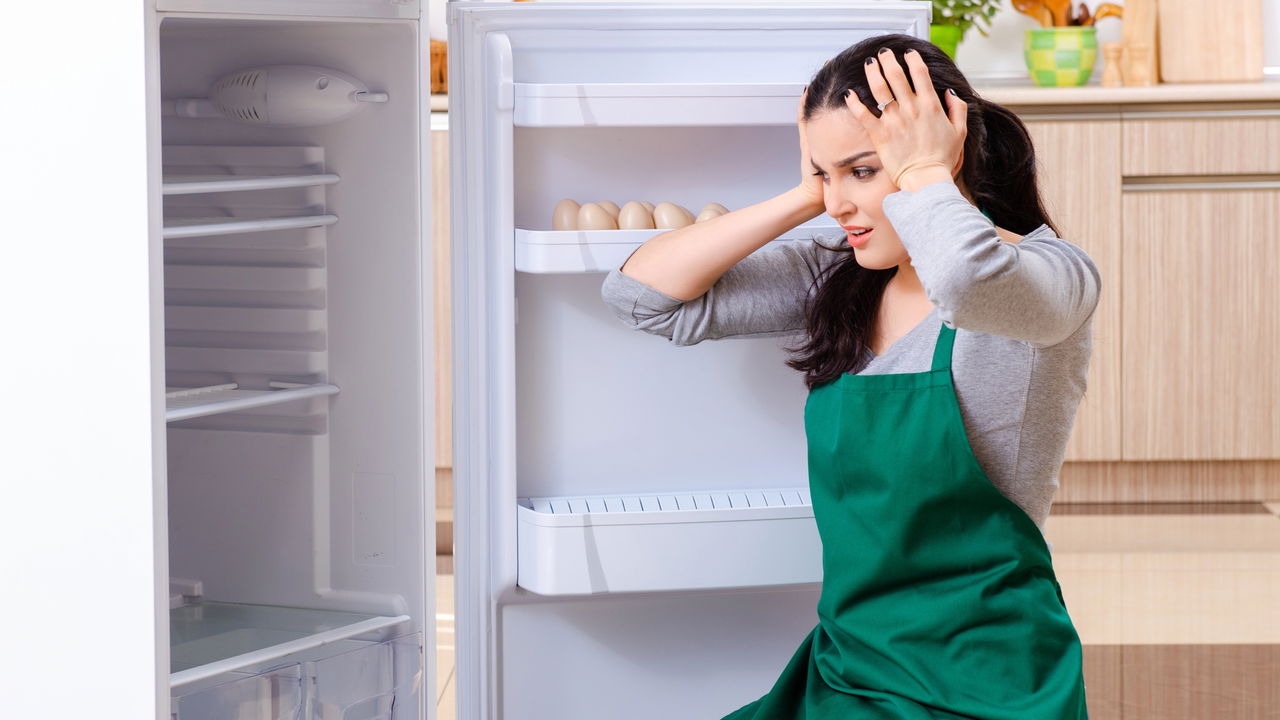 Quando sua geladeira começa a formar gelo apenas de um lado, é um indicativo de que algum componente pode não estar funcionando corretamente