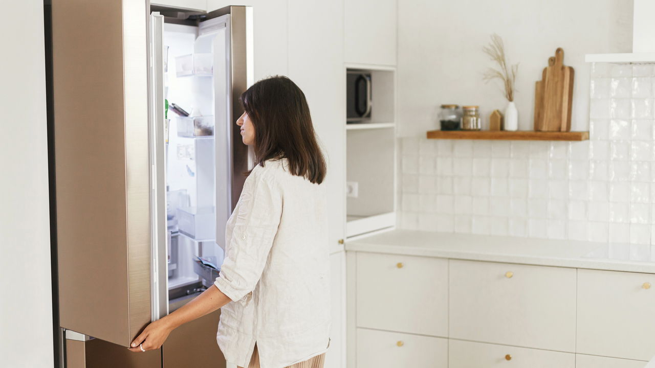 Manter a geladeira sem odores pode parecer um desafio diário, mas pequenas atitudes ajudam a prolongar o frescor e evitam inconvenientes
