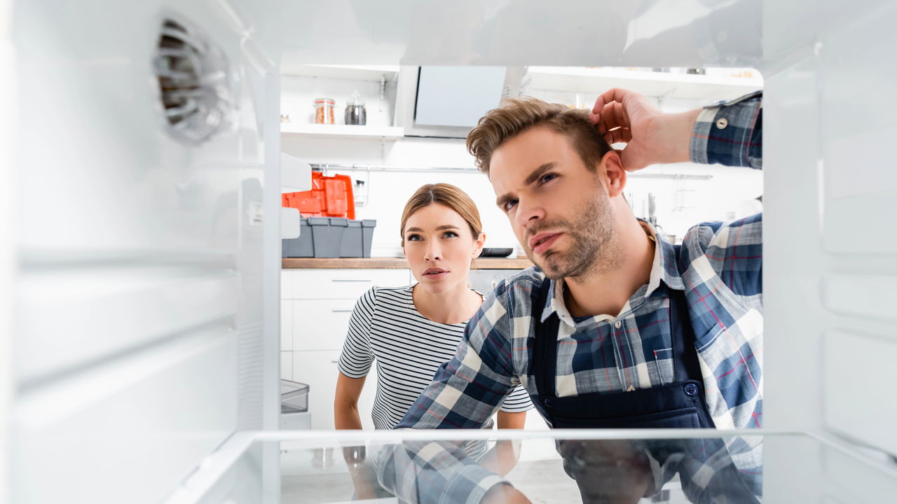 Saber o que acontece se você deixar a geladeira desligada por muito tempo é essencial para manter a qualidade dos alimentos e garantir o bom funcionamento do aparelho ao longo dos anos