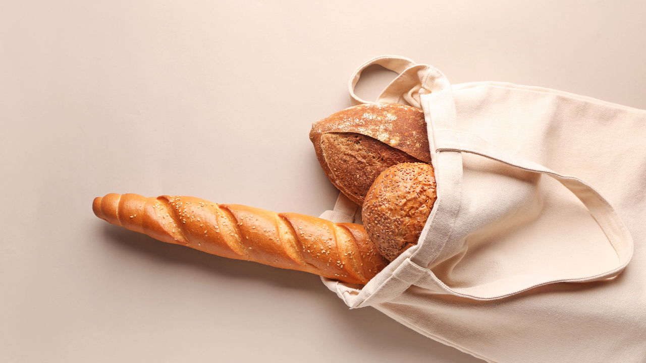 Manter o pão macio por mais tempo sem recorrer a sacos ou películas pode parecer um desafio, mas existem métodos simples e eficazes para preservar a qualidade do pão
