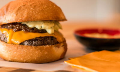 O hambúrguer caseiro que deixa qualquer lanchonete no chinelo