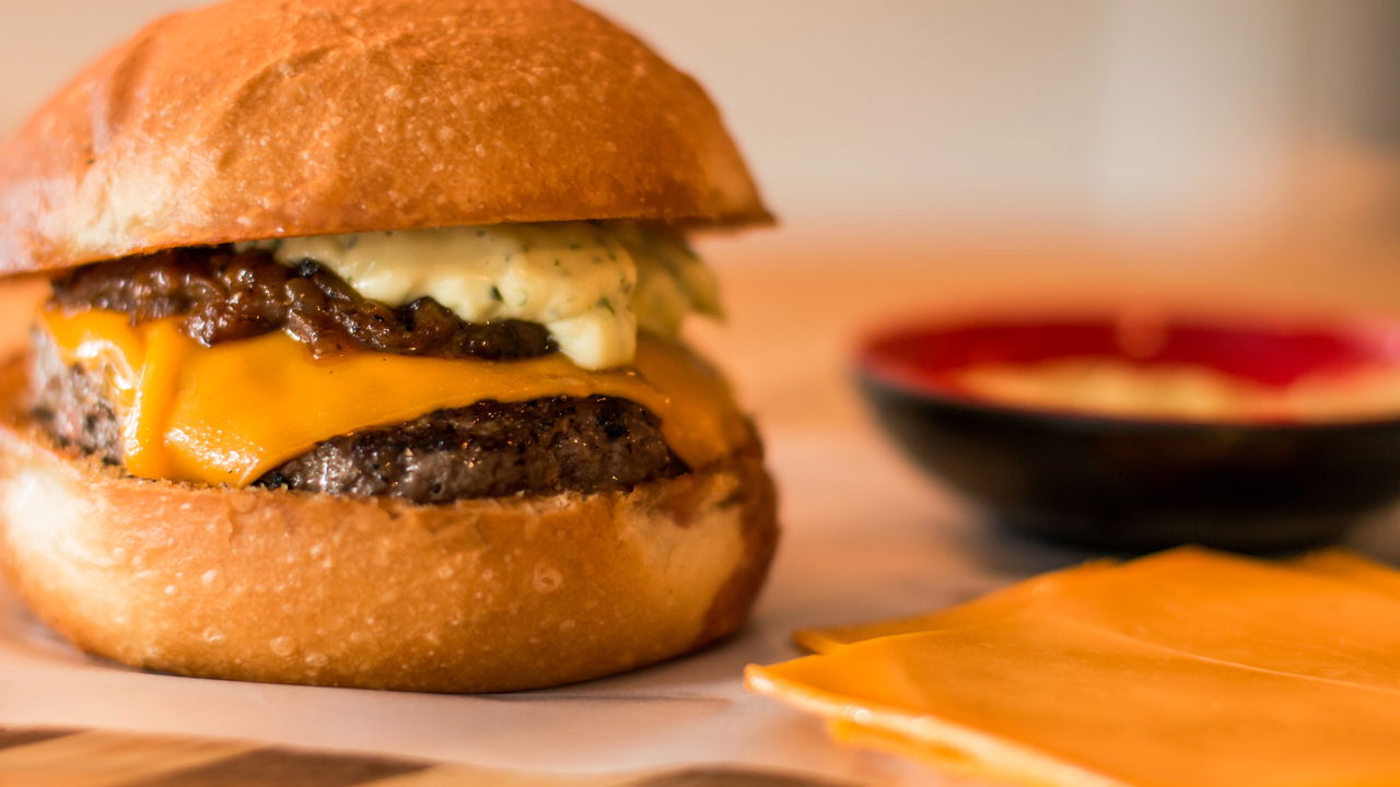 O hambúrguer caseiro que deixa qualquer lanchonete no chinelo