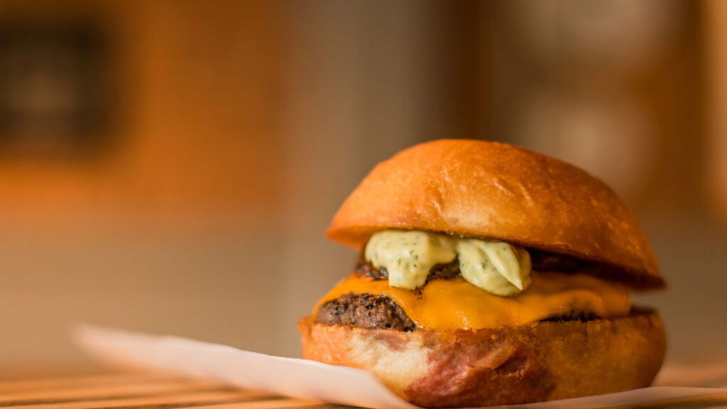 O hambúrguer caseiro que deixa qualquer lanchonete no chinelo
