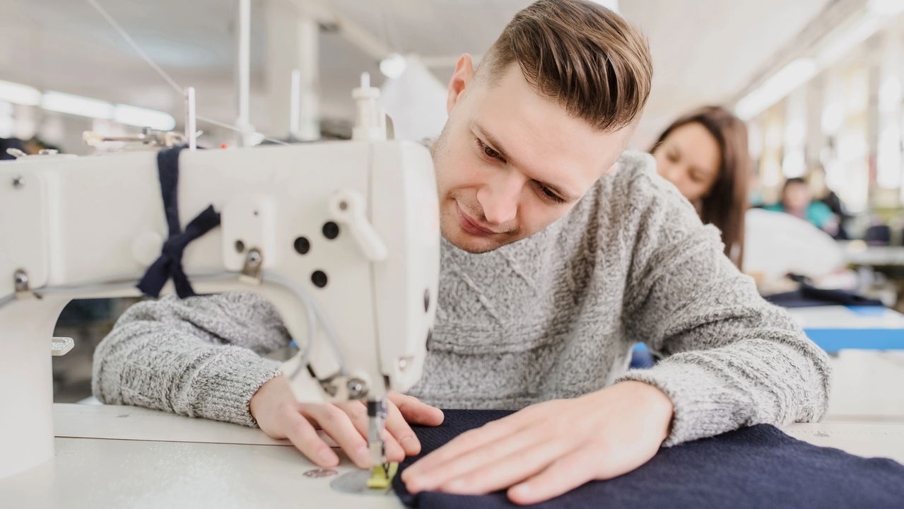 A palavra costureira é frequentemente associada ao ato de confeccionar roupas e reparos em peças do vestuário