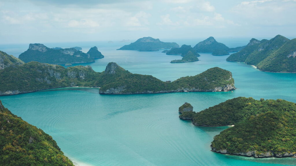 O coletivo de ilhas é a expressão utilizada para designar um agrupamento de ilhas, denominado arquipélago