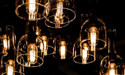 Luminárias esculturais e fitas de LED transformam ambientes