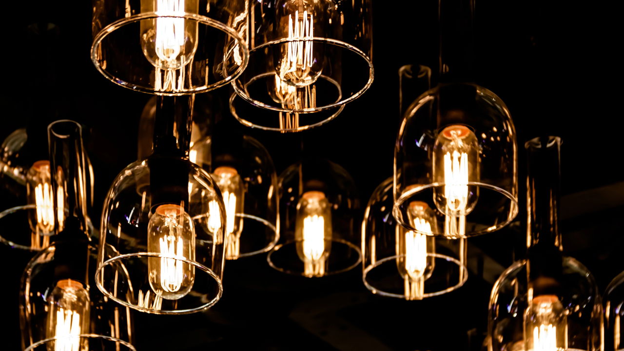 Luminárias esculturais e fitas de LED transformam ambientes