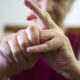 O que acontece quando estalas os dedos todos os dias
