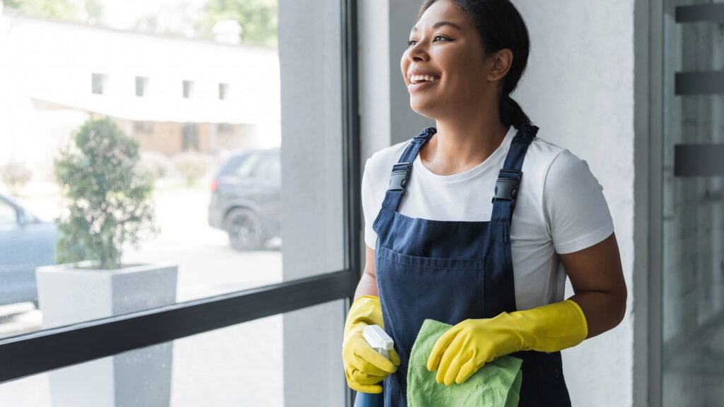 Manter as janelas sempre limpas não apenas valoriza a estética da sua casa, mas também contribui para um ambiente mais agradável, maximizando a entrada de luz natural e melhorando o bem-estar no dia a dia