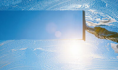 Manter as janelas sempre limpas não apenas valoriza a estética da sua casa, mas também contribui para um ambiente mais agradável, maximizando a entrada de luz natural e melhorando o bem-estar no dia a dia