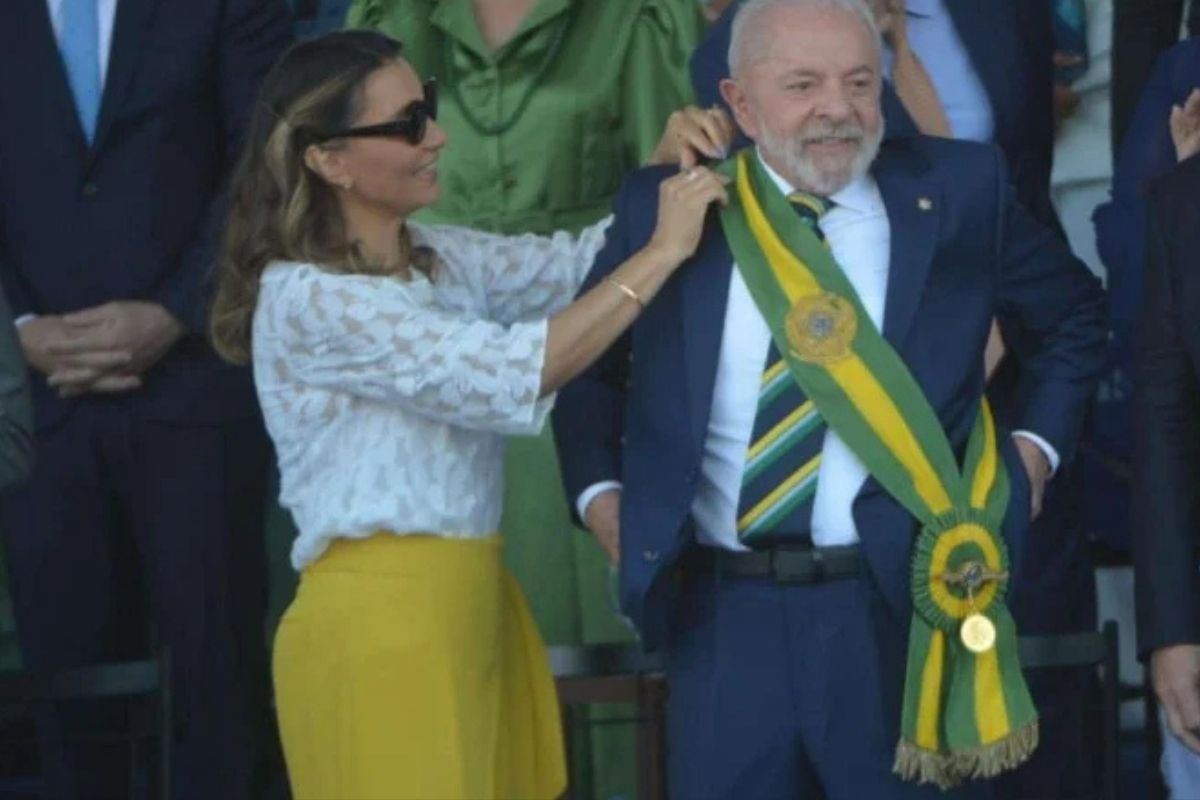Look de Janja em evento com Lula carrega mais do que estilo, diz análise