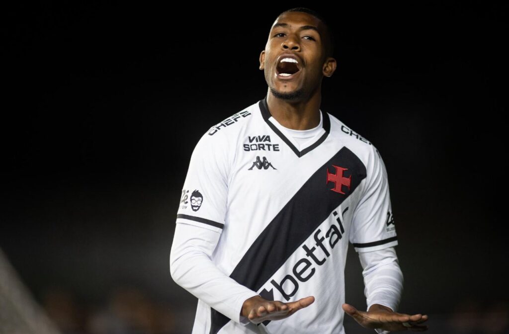 RAYAN - Foi um dos melhores em campo. Marcou o primeiro gol do Vasco mostrando oportunismo para se antecipar a marcação. Foi dinâmico, objetivo, criou boas oportunidades e poderia ter feito até mais de um gol. NOTA: 7,0 