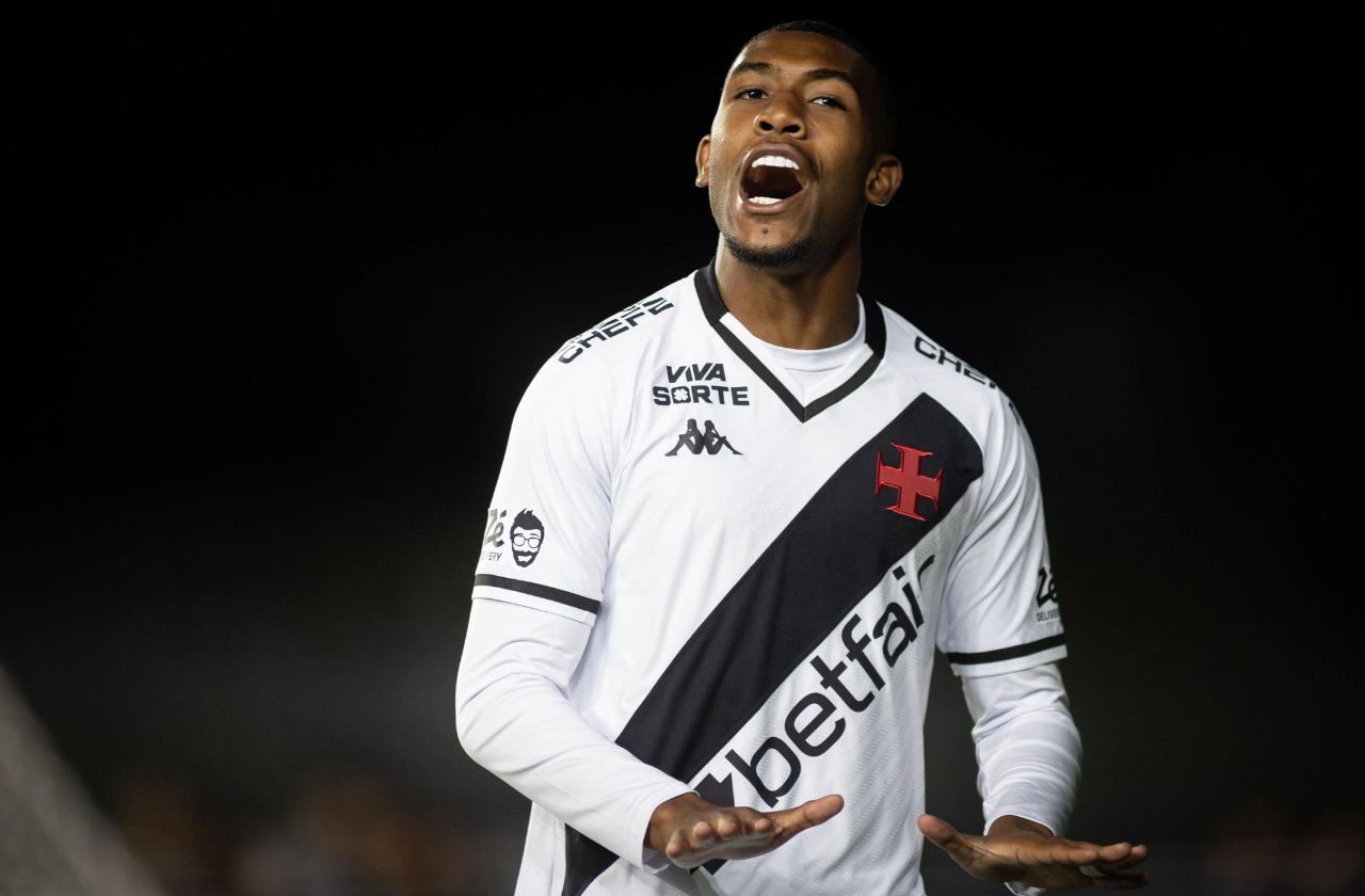 RAYAN - Foi um dos melhores em campo. Marcou o primeiro gol do Vasco mostrando oportunismo para se antecipar a marcação. Foi dinâmico, objetivo, criou boas oportunidades e poderia ter feito até mais de um gol. NOTA: 7,0