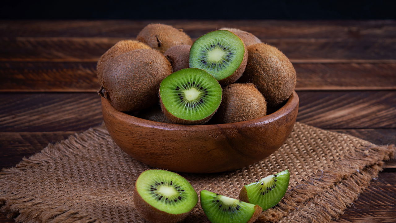 Como plantar kiwi em casa e colher frutas frescas