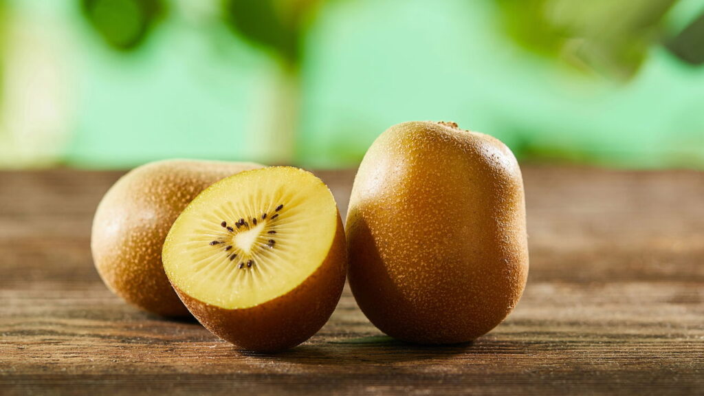 Como plantar kiwi em casa e colher frutas frescas
