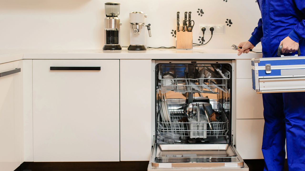 Colocar louça de alumínio na lava-louças é uma prática que gera dúvidas e pode trazer consequências indesejadas para os seus utensílios