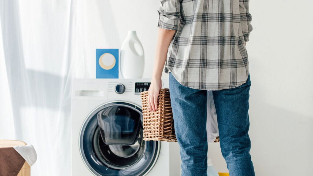 Ouvir barulhos estranhos vindos da lava-roupas pode ser preocupante e sinalizar desde pequenas irregularidades até falhas sérias no funcionamento do eletrodoméstico