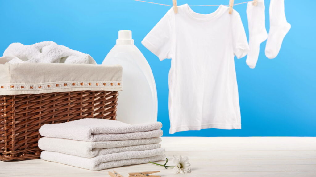 Mistura caseira remove manchas de água sanitária na roupa