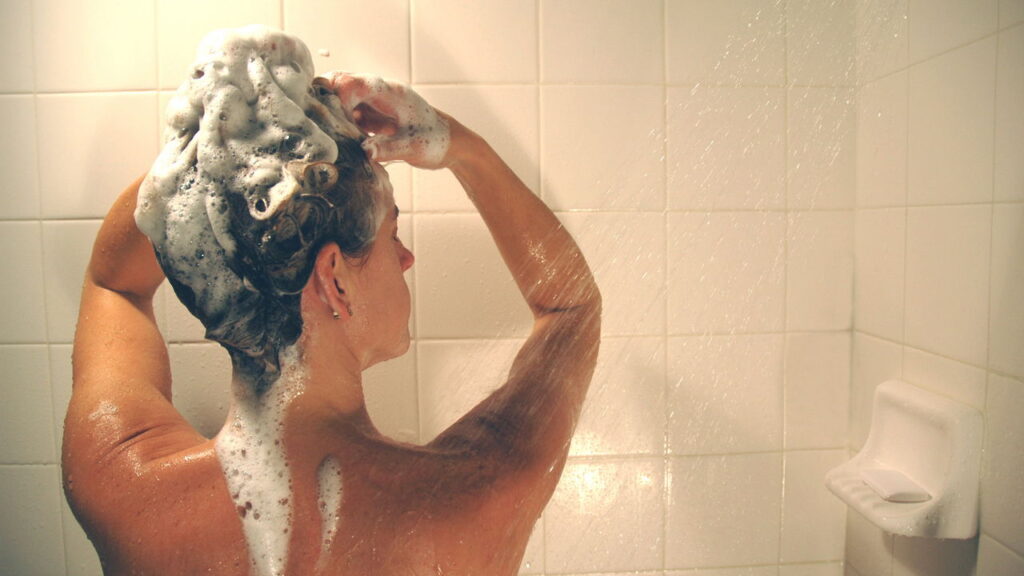 Entender os efeitos da água quente no cabelo é fundamental para manter madeixas saudáveis e bonitas