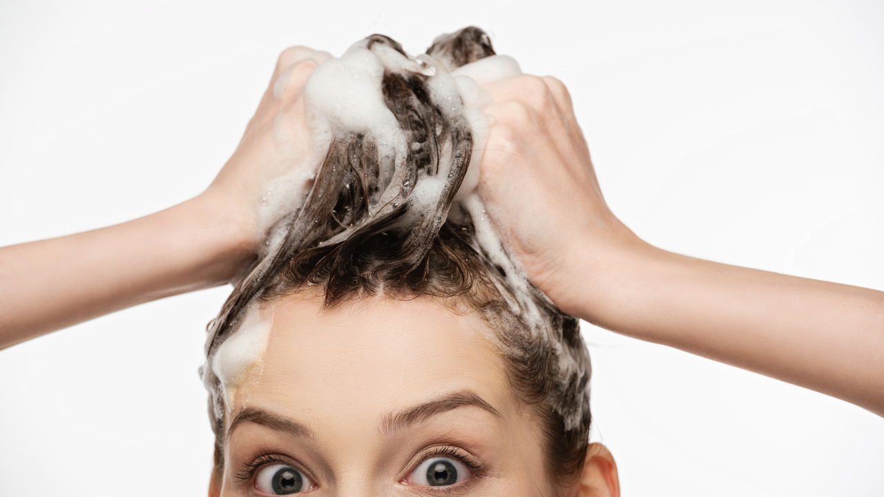 Entender os efeitos da água quente no cabelo é fundamental para manter madeixas saudáveis e bonitas