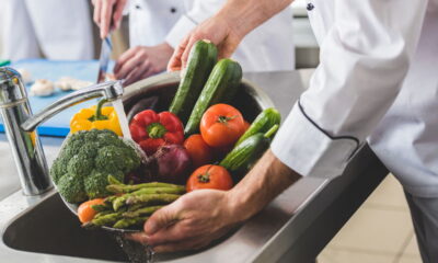 O erro comum ao lavar vegetais que compromete as vitaminas