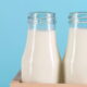 Manter o leite aberto na porta da geladeira é uma prática comum, mas pode ser prejudicial à conservação do alimento