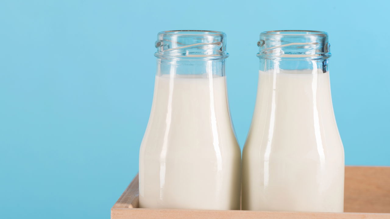 Manter o leite aberto na porta da geladeira é uma prática comum, mas pode ser prejudicial à conservação do alimento