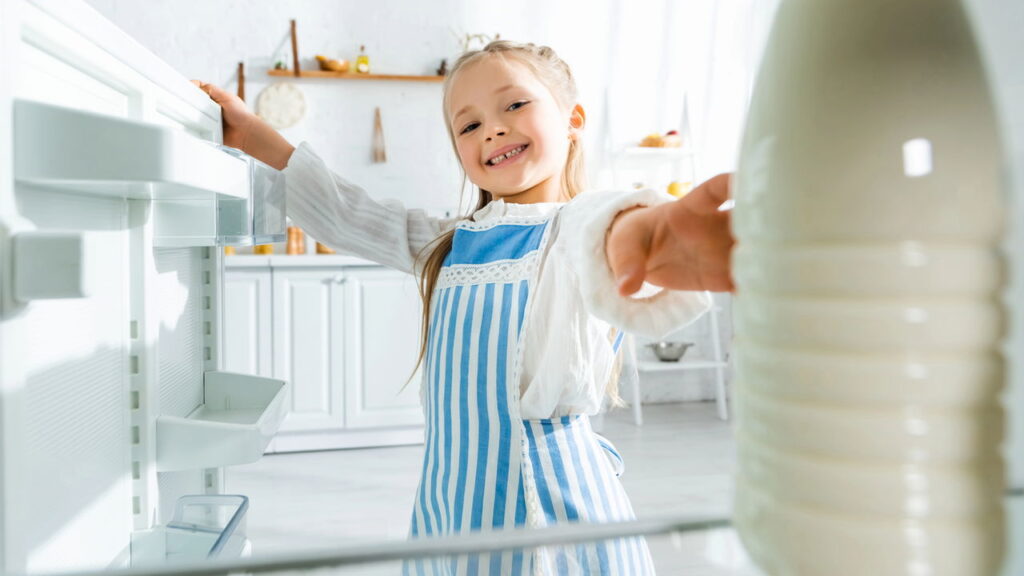 Manter o leite aberto na porta da geladeira é uma prática comum, mas pode ser prejudicial à conservação do alimento
