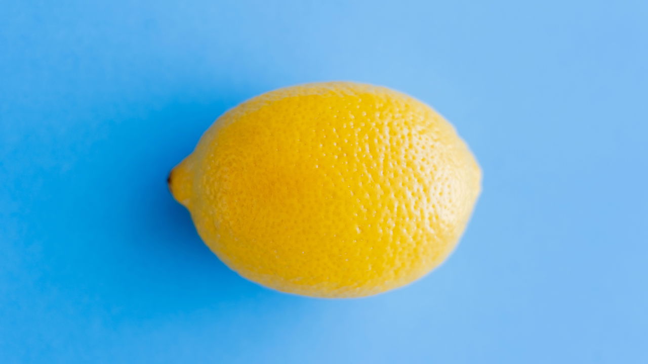 Transformar cascas de limão em um desinfetante natural é uma maneira eficaz e sustentável de manter sua cozinha limpa e saudável