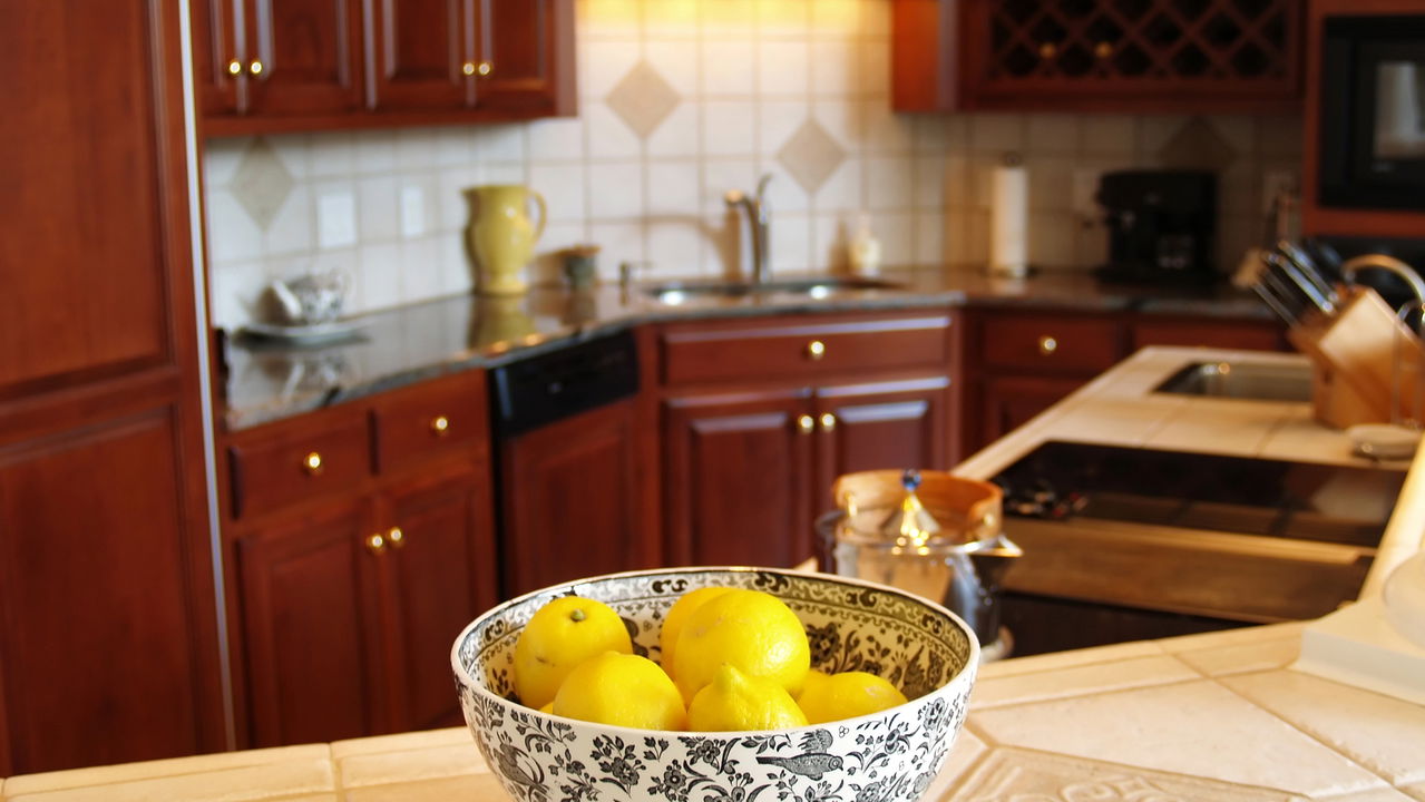 Manter o forno limpo é fundamental para garantir o bom funcionamento e a durabilidade do eletrodoméstico, além de preservar a qualidade dos alimentos preparados