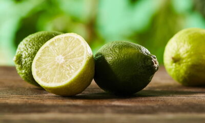 O que realmente acontece com seu corpo quando você toma limão todo dia