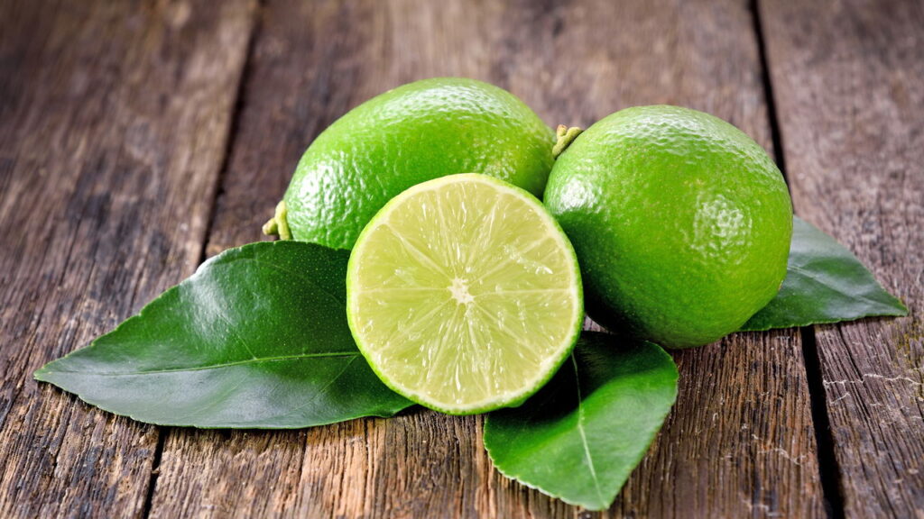 O que realmente acontece com seu corpo quando você toma limão todo dia