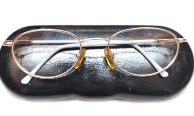 Como limpar seus óculos sem arranhar as lentes