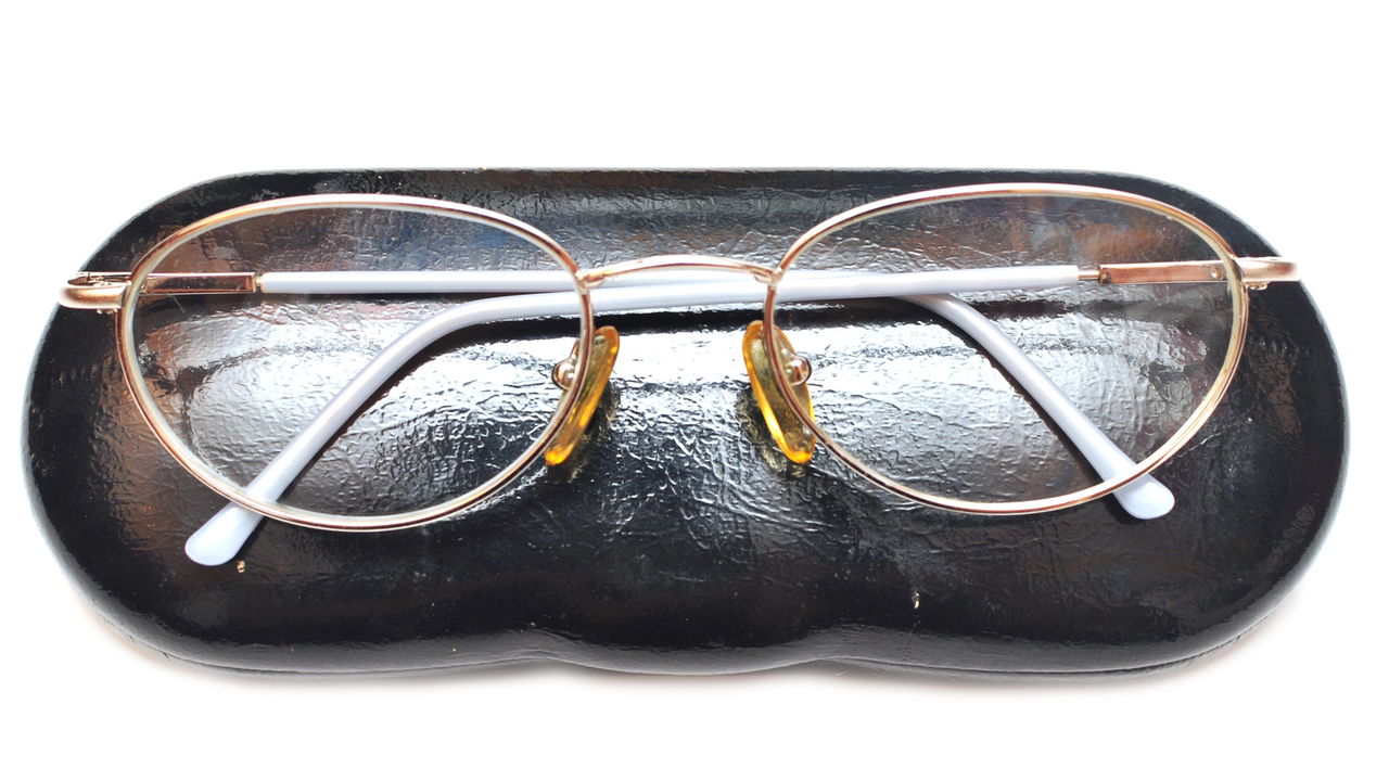 Como limpar seus óculos sem arranhar as lentes