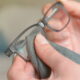Como limpar seus óculos sem arranhar as lentes