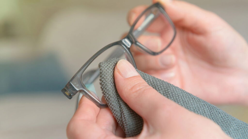 O hábito que parece inofensivo, mas pode riscar seus óculos e espalhar gordura pelas lentes