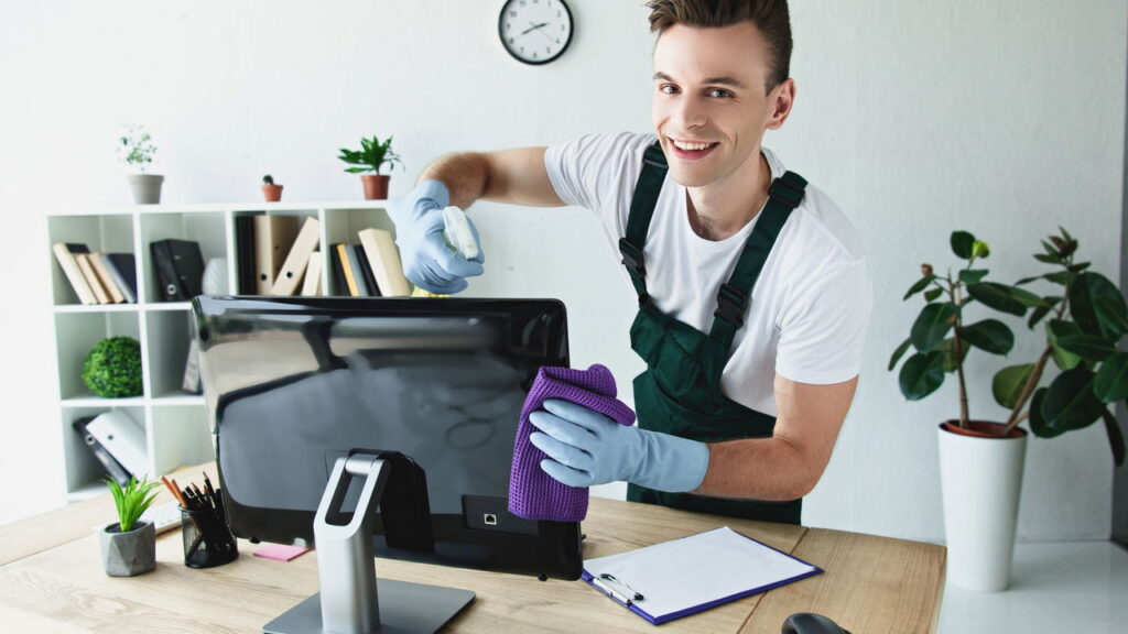 Como evitar que a limpeza de eletrônicos cause curto circuito