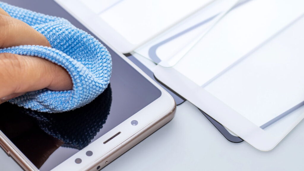 Veja o jeito certo de limpar a tela do celular
