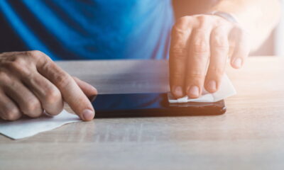 Veja o jeito certo de limpar a tela do celular