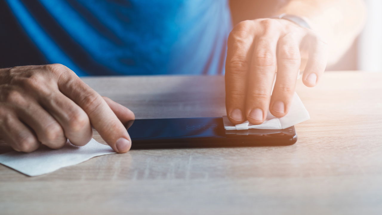 Veja o jeito certo de limpar a tela do celular