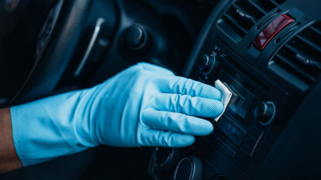 Limpar o painel do carro com receitas caseiras pode causar danos