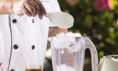 Acumular restos de comida no liquidificador pode ser frustrante, especialmente quando resíduos ficam presos nas lâminas ou no fundo do copo, dificultando a limpeza