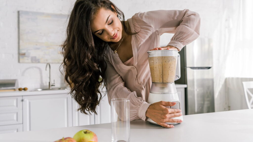 Acumular restos de comida no liquidificador pode ser frustrante, especialmente quando resíduos ficam presos nas lâminas ou no fundo do copo, dificultando a limpeza