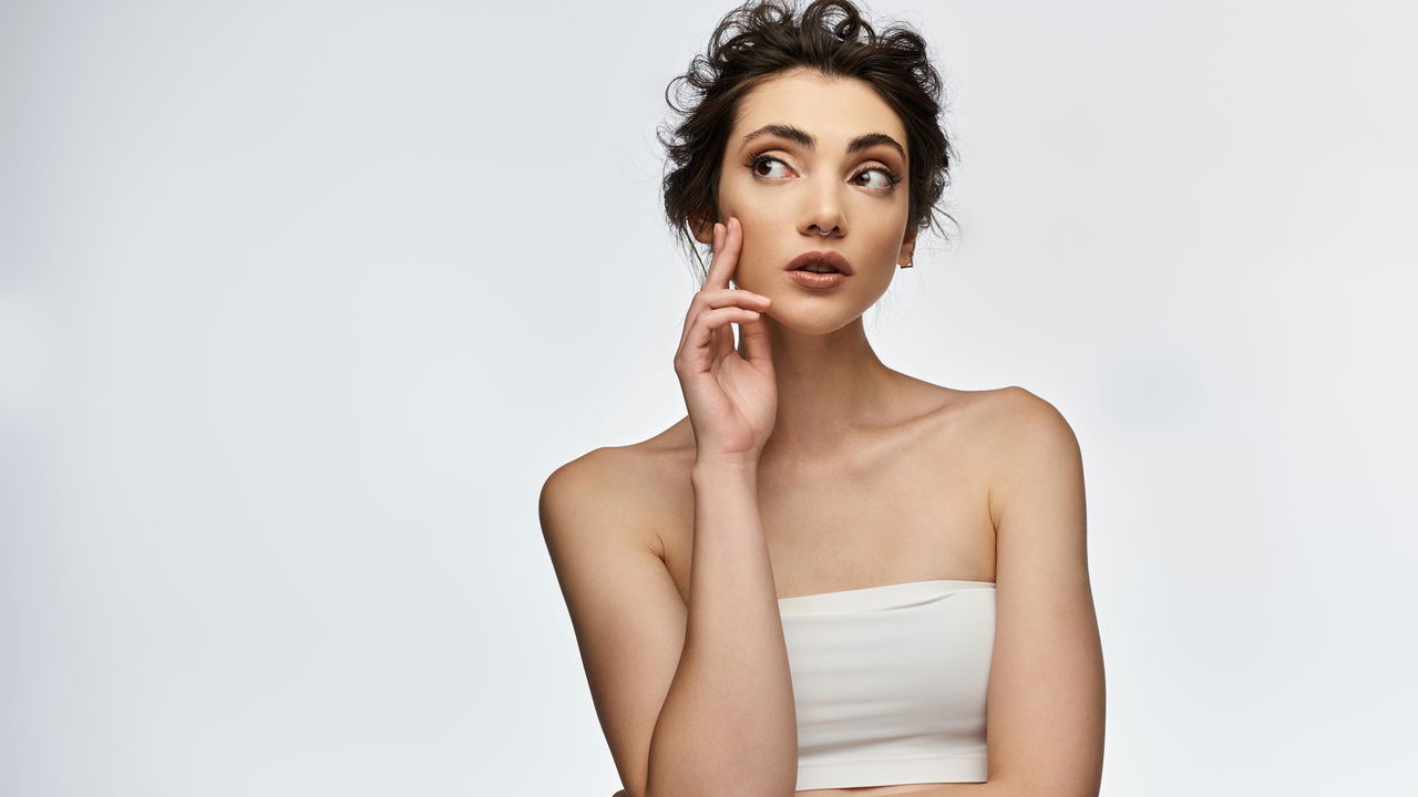 Unir o esmalte e a maquiagem é uma arte que pode elevar seu estilo a um novo patamar. Quando harmonizamos bem esses dois elementos, o visual ganha sofisticação e equilíbrio