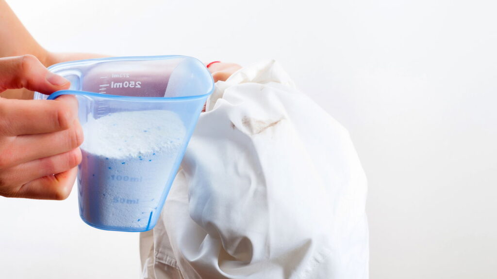 Eliminar manchas de gordura das roupas pode parecer uma missão difícil, mas um aliado poderoso está sempre à mão: o sal de cozinha