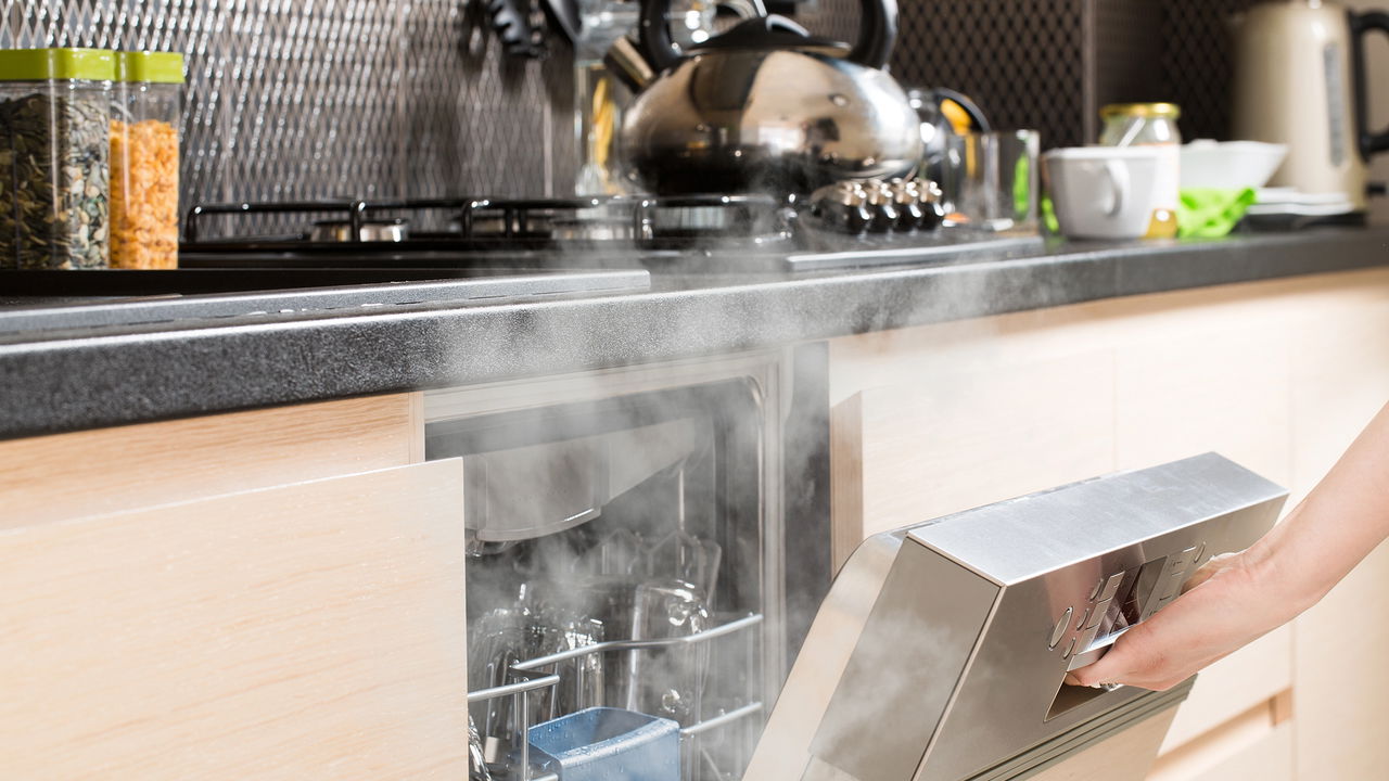 Manter a máquina de lavar louça em bom estado é fundamental para garantir o bom funcionamento e prolongar a vida útil do aparelho