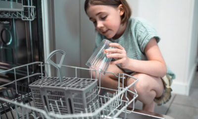 ocê já se perguntou por que a máquina de lavar louça deixa manchas nos copos