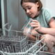 ocê já se perguntou por que a máquina de lavar louça deixa manchas nos copos